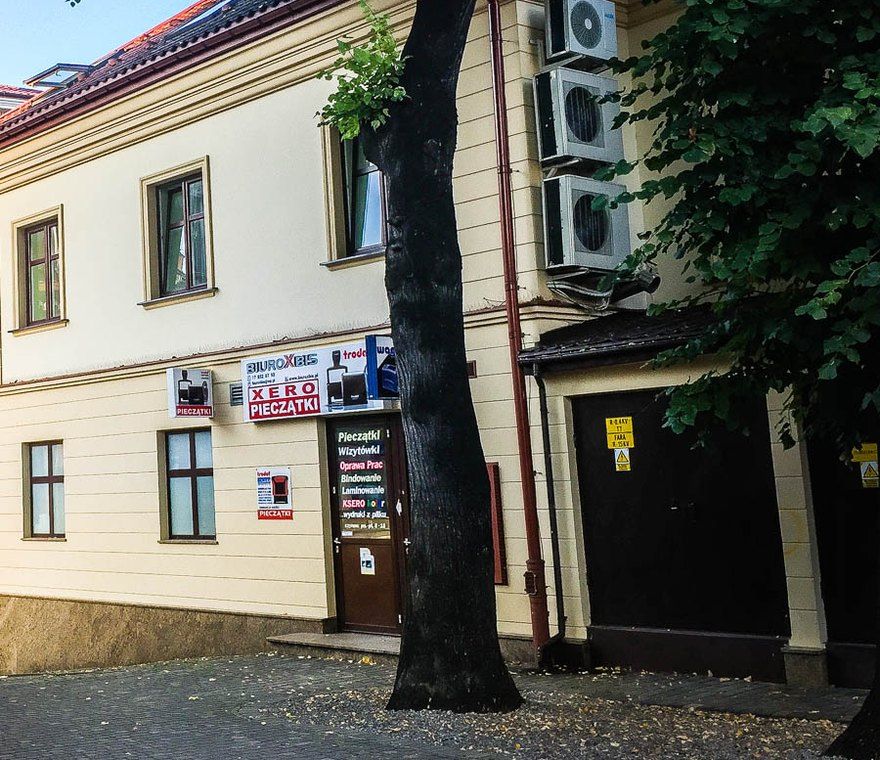 Witryna zakładu Biurox-Bis przy ul. Grunwaldzkiej 1 w Rzeszowie z szyldem XERO · PIECZĄTKI